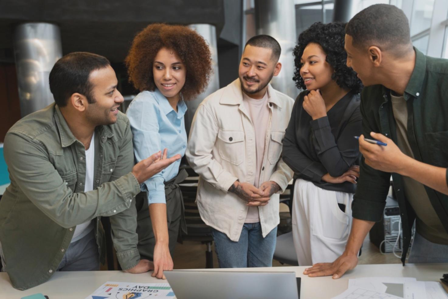 Estudiantes internacionales trabajando juntos